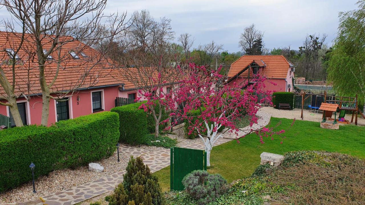 Penzion Na Lednicke Apartman Hlohovec Kültér fotó